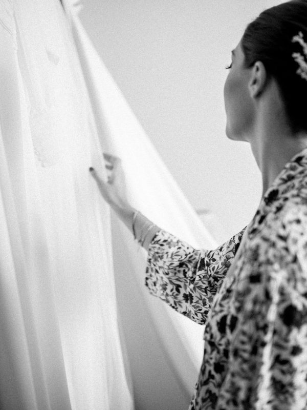 Novia peinada está viendo su vestido el día de su boda